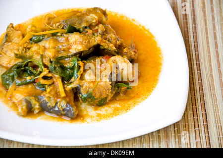 Une délicieuse cuisine thaïlandaise appeler KAENG PLA DOOK de curry épicé et le poisson-chat Banque D'Images