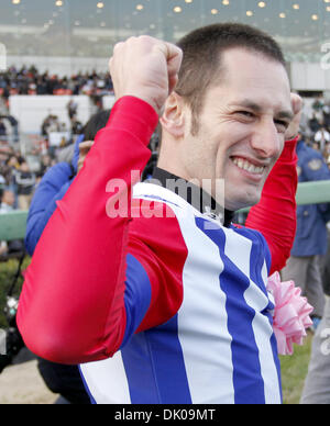 26 déc 2010 - Chiba, Japon - Jockey MIRCO DEMUROÃŠaboard Victoire Pisa célèbre après avoir remporté la 55thÃŠArima MemorialÃŠat Nakayama racecourse sur Décembre 26, 2010 in Japon, Funabashi. (Crédit Image : © Shugo Takemi/Jana Press/ZUMAPRESS.com) Banque D'Images