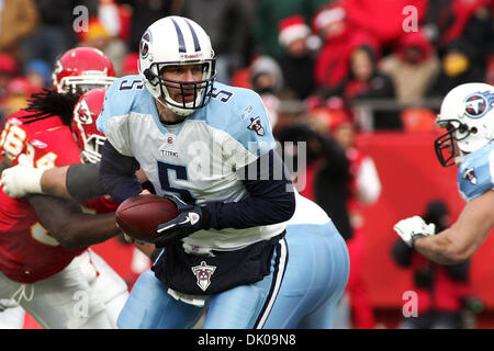 26 déc 2010 - Kansas City, Missouri, États-Unis d'Amérique - Tennessee Titans quarterback Kerry Collins (5) ressemble à une main au cours de premier semestre l'action. Les chefs de file sont les Titans 31-7 a la mi-temps dans le jeu au Arrowhead Stadium. (Crédit Image : © Jacob Paulsen/global/ZUMAPRESS.com) Southcreek Banque D'Images