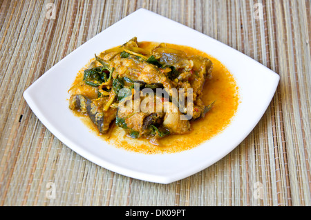 Une délicieuse cuisine thaïlandaise appeler KAENG PLA DOOK de curry épicé et le poisson-chat Banque D'Images