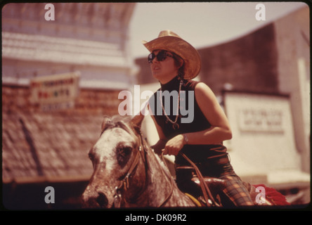 Une cavalière parcourt main Street à Cottonwood Falls, Kansas, près d'Emporia, lors d'une célébration locale. Cet événement met en valeur la culture occidentale traditionnelle et les festivités communautaires. Banque D'Images