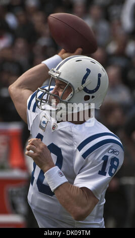 26 déc 2010 - Oakland, CA, USA - Oakland Raiders vs Indianapolis Colts au Oakland-Alameda County Coliseum, Dimanche 26 Décembre, 2010. Indianapolis Colts quarterback Peyton Manning # 18.Raiders lâche Colts 26 à 31 (Crédit Image : © Al/ZUMAPRESS.com) Golub Banque D'Images