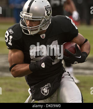 26 déc 2010 - Oakland, CA, USA - Oakland Raiders vs Indianapolis Colts au Oakland-Alameda County Coliseum, Dimanche 26 Décembre, 2010. Oakland Raiders Chaz Schilens wide receiver # 81 fonctionne avec col après avoir passer..lâche à Raiders Colts 26 à 31 (Crédit Image : © Al/ZUMAPRESS.com) Golub Banque D'Images