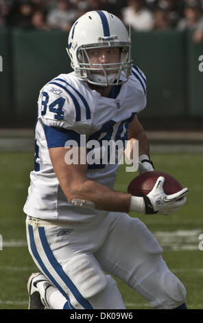 26 déc 2010 - Oakland, CA, USA - Oakland Raiders vs Indianapolis Colts au Oakland-Alameda County Coliseum, Dimanche 26 Décembre, 2010. Indianapolis Colts tight end Jacob Tamme # 84 captures quarterback Peyton Manning # 18 col..lâche à Raiders Colts 26 à 31 (Crédit Image : © Al/ZUMAPRESS.com) Golub Banque D'Images