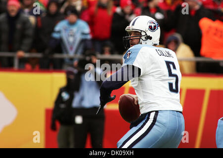 26 déc 2010 - Kansas City, Missouri, États-Unis d'Amérique - Tennessee Titans quarterback Kerry Collins (5) ressemble à passer en première moitié d'action. Les chefs de file sont les Titans 31-7 a la mi-temps dans le jeu au Arrowhead Stadium. (Crédit Image : © Jacob Paulsen/global/ZUMAPRESS.com) Southcreek Banque D'Images