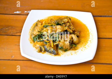 Une délicieuse cuisine thaïlandaise appeler KAENG PLA DOOK de curry épicé et le poisson-chat Banque D'Images