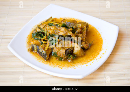 Une délicieuse cuisine thaïlandaise appeler KAENG PLA DOOK de curry épicé et le poisson-chat Banque D'Images