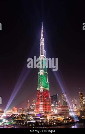 Dubaï, Émirats arabes unis. 1er décembre 2013. Tour Burj Khalifa courts dans le livre blanc, vert et rouge du drapeau des Émirats arabes unis pour célébrer la 42e Fête nationale. Credit : Iain Masterton/Alamy Live News Banque D'Images