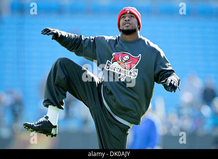 Charlotte, Floride, USA. 1er décembre 2013. DANIEL WALLACE | fois. Tampa Bay Buccaneers coffre Dashon Goldson (38) se réchauffe jusqu'à jouer les Panthers au stade Bank of America à Charlotte le Dimanche, Décembre 1, 2013. Goldson servi un un match de suspension pour un coup illégal. Crédit : Daniel Wallace/Tampa Bay Times/ZUMAPRESS.com/Alamy Live News Banque D'Images