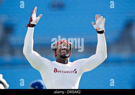 Charlotte, Floride, USA. 1er décembre 2013. DANIEL WALLACE | fois.Tampa Bay Buccaneers linebacker Dekoda Watson (56) vagues sur les stands lors de l'échauffement arborant pour jouer les Panthers au stade Bank of America à Charlotte le Dimanche, Décembre 1, 2013. Crédit : Daniel Wallace/Tampa Bay Times/ZUMAPRESS.com/Alamy Live News Banque D'Images