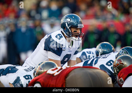 26 déc 2010 - Tampa, Florida, USA - Seattle Seahawks Quarterback Matt Hasselbeck (8) appel de l'jouer..Le Tampa Buccaneers conduire les Seattle Seahawks 17-7 (crédit Image : © Anthony Smith/ZUMAPRESS.com) Southcreek/mondial Banque D'Images