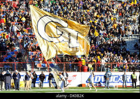 27 déc., 2010 - Shreveport, Louisiane, États-Unis - Le Georgia Tech cheerleaders prendre le domaine brandissant leur drapeau à l'école avant de donner le coup que l'Air Force Falcons doit affronter le Georgia Tech Yellow Jackets dans le 2010 Advocare V100 au stade de l'indépendance Indépendance Bol à Shreveport, en Louisiane. (Crédit Image : © Steven Leija/global/ZUMAPRESS.com) Southcreek Banque D'Images