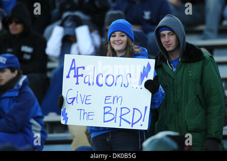 27 déc., 2010 - Shreveport, Louisiane, États-Unis d'Amérique - Air Force fans tenir un panneau à l'appui de leur équipe. Les faucons de l'Armée de l'air à l'encontre du Georgia Tech Yellow Jackets 14-7 au stade de l'indépendance à Shreveport, Louisiane. (Crédit Image : © Anthony Vasser/ZUMAPRESS.com) Southcreek/mondial Banque D'Images