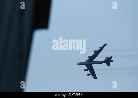 27 déc., 2010 - Shreveport, Louisiane, États-Unis d'Amérique - un bombardier B-52 de l'Armée de l'air effectue le pont avant l'indépendance bol. Les faucons de l'Armée de l'air à l'encontre du Georgia Tech Yellow Jackets 14-7 au stade de l'indépendance à Shreveport, Louisiane. (Crédit Image : © Anthony Vasser/ZUMAPRESS.com) Southcreek/mondial Banque D'Images