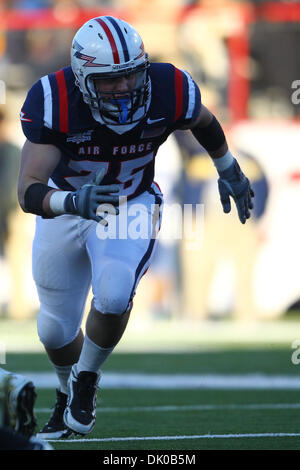 27 déc., 2010 - Shreveport, Louisiane, États-Unis d'Amérique - Air Force Falcons Fullback Mike DeWitt (# 25) au large de la SNAP. Les faucons de l'Armée de l'air à l'encontre du Georgia Tech Yellow Jackets 14-7 au stade de l'indépendance à Shreveport, Louisiane. (Crédit Image : © Anthony Vasser/ZUMAPRESS.com) Southcreek/mondial Banque D'Images