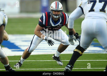 27 déc., 2010 - Shreveport, Louisiane, États-Unis d'Amérique - Air Force Falcons Linebacker Jr.,Andre Morris (# 36) sur la ligne de mêlée. Les faucons de l'Armée de l'air à l'encontre du Georgia Tech Yellow Jackets 14-7 au stade de l'indépendance à Shreveport, Louisiane. (Crédit Image : © Anthony Vasser/ZUMAPRESS.com) Southcreek/mondial Banque D'Images