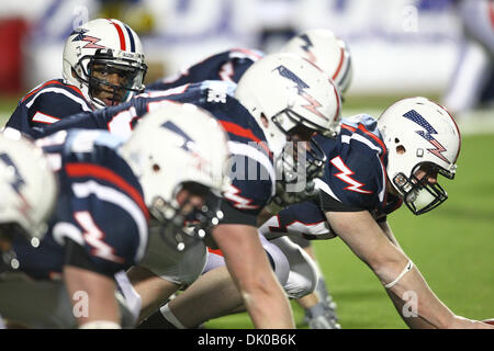 27 déc., 2010 - Shreveport, Louisiane, États-Unis d'Amérique - Air Force Falcons Quarterback Jr.,Tim Jefferson (# 7) et sa ligne offensive. Les faucons de l'Armée de l'air à l'encontre du Georgia Tech Yellow Jackets 14-7 au stade de l'indépendance à Shreveport, Louisiane. (Crédit Image : © Anthony Vasser/ZUMAPRESS.com) Southcreek/mondial Banque D'Images