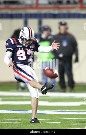 27 déc., 2010 - Shreveport, Louisiane, États-Unis d'Amérique - Air Force Falcons Keil SPC Bartholomew (# 97) sur un punt. Les faucons de l'Armée de l'air à l'encontre du Georgia Tech Yellow Jackets 14-7 au stade de l'indépendance à Shreveport, Louisiane. (Crédit Image : © Anthony Vasser/ZUMAPRESS.com) Southcreek/mondial Banque D'Images