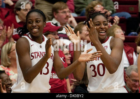 28 décembre 2010 - Stanford, Californie, États-Unis d'Amérique - Les soeurs avant de Stanford Chiney Ogwumike (# 13) et Stanford en avant Nnemkadi Ogwumike (# 30) célébrer à l'audience. Xavier 89-52 Stanford défait au Pavillon des érables. (Crédit Image : © Kelly L Cox/global/ZUMAPRESS.com) Southcreek Banque D'Images