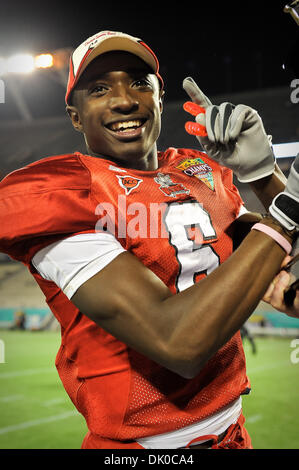 28 décembre 2010 - Orlando, Floride, États-Unis d'Amérique - North Carolina State Wolfpack receveur T.J. Graham (6) célèbre le Wolfpack gagner les alpinistes de la Virginie de l'Ouest. Le Wolfpack a défait les alpinistes 23-7. (Crédit Image : © Jerome Miron/ZUMAPRESS.com) Southcreek/mondial Banque D'Images