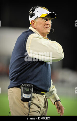 28 décembre 2010 - Orlando, Floride, États-Unis d'Amérique - West Virginia Mountaineers entraîneur-chef Bill Stewart pendant le jeu entre le West Virginia Mountaineers et les North Carolina State Wolfpack. Le Wolfpack a défait les alpinistes 23-7. (Crédit Image : © Jerome Miron/ZUMAPRESS.com) Southcreek/mondial Banque D'Images