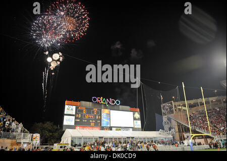 28 décembre 2010 - Orlando, Floride, États-Unis d'Amérique - Fireworks sont mis hors tension avant le Champs Sports Bowl match entre le West Virginia Mountaineers et les North Carolina State Wolfpack. Le Wolfpack a défait les alpinistes 23-7. (Crédit Image : © Jerome Miron/ZUMAPRESS.com) Southcreek/mondial Banque D'Images