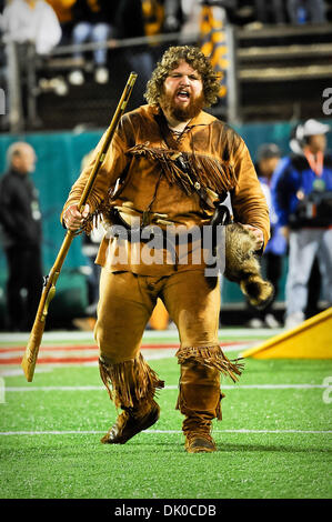 28 décembre 2010 - Orlando, Floride, États-Unis d'Amérique - Le West Virginia Mountaineers Mascot prend le champ avant le match entre le West Virginia Mountaineers et les North Carolina State Wolfpack. Le Wolfpack a défait les alpinistes 23-7. (Crédit Image : © Jerome Miron/ZUMAPRESS.com) Southcreek/mondial Banque D'Images