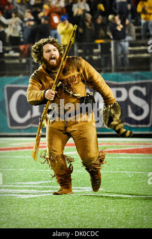 28 décembre 2010 - Orlando, Floride, États-Unis d'Amérique - Le West Virginia Mountaineers Mascot prend le champ avant le match entre le West Virginia Mountaineers et les North Carolina State Wolfpack. Le Wolfpack a défait les alpinistes 23-7. (Crédit Image : © Jerome Miron/ZUMAPRESS.com) Southcreek/mondial Banque D'Images