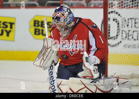 28 décembre 2010 - Washington Dc, District of Columbia, United States of America - gardien Semyon Varlamov Capitals de Washington (1) ne pouvait pas être battu ce soir, action de jeu de la LNH. Gagner aux capitales accueil 3 - 0 (Crédit Image : © Roland Pintilie/global/ZUMAPRESS.com) Southcreek Banque D'Images