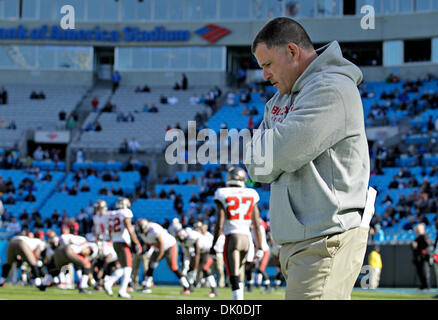 Charlotte, Floride, USA. 1er décembre 2013. DANIEL WALLACE | fois.Tampa Bay Buccaneers l'entraîneur-chef Greg Schiano, marche le terrain pendant l'échauffement arborant le Buccaneers préparer à jouer les Panthers au stade Bank of America à Charlotte le Dimanche, Décembre 1, 2013. Crédit : Daniel Wallace/Tampa Bay Times/ZUMAPRESS.com/Alamy Live News Banque D'Images