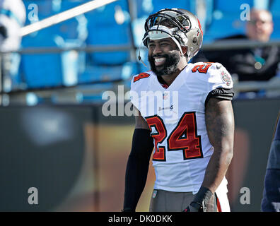 Charlotte, Floride, USA. 1er décembre 2013. DANIEL WALLACE | fois.Après la séance de la seconde moitié du jeu précédent avec une blessure à l'aine, Tampa Bay Buccaneers Darrelle Revis évoluait (24) est sur le terrain pour l'échauffement arborant contre les Panthers au stade Bank of America à Charlotte le Dimanche, Décembre 1, 2013. Crédit : Daniel Wallace/Tampa Bay Times/ZUMAPRESS.com/Alamy Live News Banque D'Images