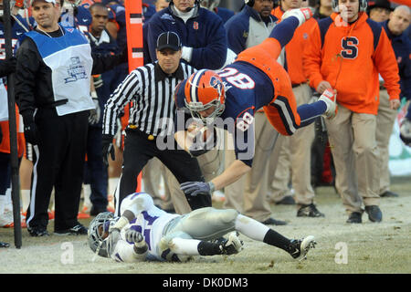 30 décembre 2010 - Bronx, New York, United States of America - Syracuse Orange tight end Nick Provo (80) passe en vol pendant la première vers le bas au premier trimestre après avoir été abordé par Kansas State Wildcats David Garrett évoluait (27). Kansas State et Syracuse sont à égalité 14-14 à la moitié au cours de la nouvelle ère Pinstripe Bowl au Yankee Stadium de New York, NY (Image Crédit : © Michael Johns Banque D'Images