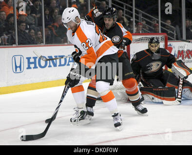 Dec 31, 2010 - Anaheim, Californie, États-Unis - l'aile gauche des Flyers de Philadelphie VILLE LEINO de Finlande, la gauche défend la rondelle d'Anaheim le défenseur Andreas Lilja lors d'une partie de la LNH au Honda Center. (Crédit Image : © JC Vera/ZUMAPRESS.com) Banque D'Images