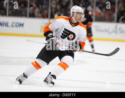 Dec 31, 2010 - Anaheim, Californie, États-Unis - Les Flyers de Philadelphie' aile droite DARROLL POWE au cours de la deuxième période d'un match de hockey contre les Ducks d'Anaheim au Honda Center (crédit Image : © Mark/ZUMAPRESS.com) Samala Banque D'Images