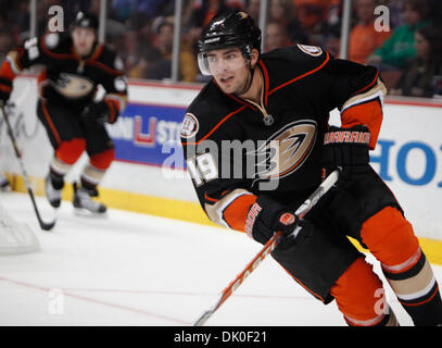 Dec 31, 2010 - Anaheim, Californie, États-Unis - Anaheim Ducks' JOFFREY LUPUL de droite au cours de la troisième période d'un match de hockey contre les Flyers de Philadelphie au Honda Center (crédit Image : © Mark/ZUMAPRESS.com) Samala Banque D'Images