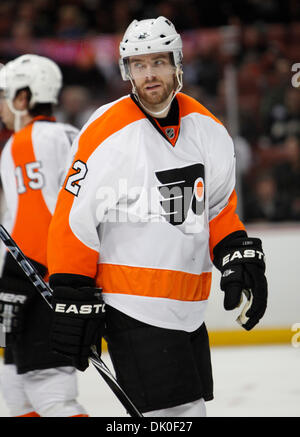 Dec 31, 2010 - Anaheim, Californie, États-Unis - Les Flyers de Philadelphie' aile gauche VILLE LEINO de Finlande au cours de la troisième période d'un match de hockey contre les Ducks d'Anaheim au Honda Center (crédit Image : © Mark/ZUMAPRESS.com) Samala Banque D'Images