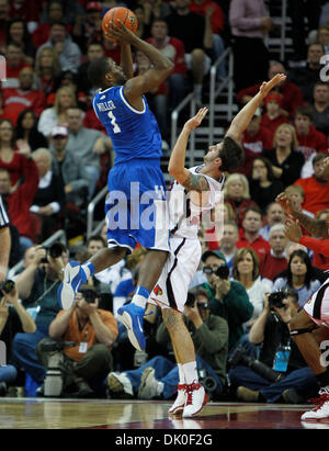 Le 31 décembre 2010 - Louisville, Kentucky, USA - Kentucky Wildcats guard Darius Miller (1) placer dans un plan sur Mike Marra, comme # 11 #  22 Louisville Kentucky joué le vendredi 31 décembre 2010 à Louisville, KY. Photo par Mark Cornelison | Personnel. (Crédit Image : © Lexington Herald-Leader/ZUMAPRESS.com) Banque D'Images
