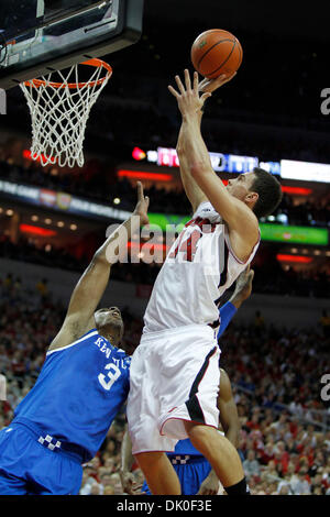 Le 31 décembre 2010 - Louisville, Kentucky, USA - Louisville Cardinals guard Kyle Kuric (14) mettre en un coup sur le Kentucky Wildcats avant Terrence Jones (3) comme # 11 #  22 Louisville Kentucky joué le vendredi 31 décembre 2010 à Louisville, KY. Photo par Mark Cornelison | Personnel. (Crédit Image : © Lexington Herald-Leader/ZUMAPRESS.com) Banque D'Images