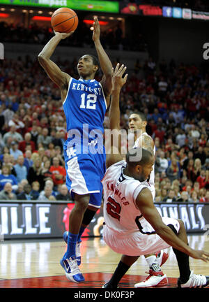 Le 31 décembre 2010 - Louisville, Kentucky, USA - Kentucky Wildcats guard Brandon Knight (12) a obtenu le panier et une faute sur Louisville Cardinals guard Preston Knowles (2) # 11 #  22 défait Kentucky Louisville 78-63 le vendredi 31 décembre 2010 à Louisville, KY. Photo par Mark Cornelison | Personnel. (Crédit Image : © Lexington Herald-Leader/ZUMAPRESS.com) Banque D'Images