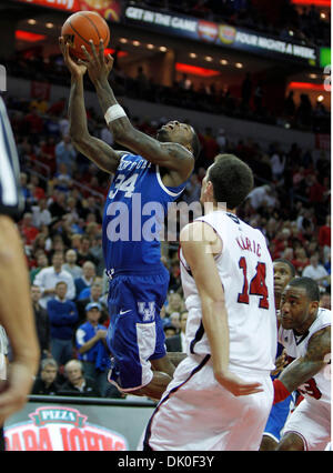 Le 31 décembre 2010 - Louisville, Kentucky, USA - Kentucky Wildcats guard DeAndre Liggins (34) mettre dans un layup sur Louisville Cardinals guard Kyle Kuric (14) # 11 #  22 défait Kentucky Louisville 78-63 le vendredi 31 décembre 2010 à Louisville, KY. Photo par Mark Cornelison | Personnel. (Crédit Image : © Lexington Herald-Leader/ZUMAPRESS.com) Banque D'Images