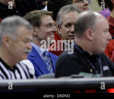 Le 31 décembre 2010 - Louisville, Kentucky, USA - Avenir Lexington maire Jim Gray, assis avec avenir Louisville Maire Greg Fischer comme # 11 #  22 défait Kentucky Louisville 78-63 le vendredi 31 décembre 2010 à Louisville, KY. Photo par Mark Cornelison | Personnel. (Crédit Image : © Lexington Herald-Leader/ZUMAPRESS.com) Banque D'Images