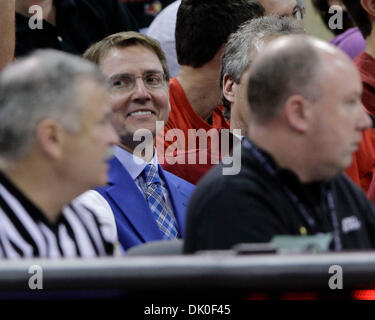 Le 31 décembre 2010 - Louisville, Kentucky, USA - Avenir Lexington maire Jim Gray, assis avec avenir Louisville Maire Greg Fischer comme # 11 #  22 défait Kentucky Louisville 78-63 le vendredi 31 décembre 2010 à Louisville, KY. Photo par Mark Cornelison | Personnel. (Crédit Image : © Lexington Herald-Leader/ZUMAPRESS.com) Banque D'Images