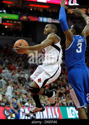 Le 31 décembre 2010 - Louisville, Kentucky, USA - Louisville Cardinals guard Preston Knowles (2) s'est rendu en dessous de l'avant des Wildcats de Kentucky Terrence Jones (3) pour une première moitié panier comme # 11 #  22 Louisville Kentucky joué le vendredi 31 décembre 2010 à Louisville, KY. Photo par Mark Cornelison | Personnel. (Crédit Image : © Lexington Herald-Leader/ZUMAPRESS.com) Banque D'Images