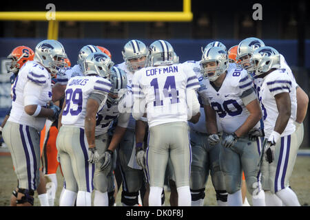 31/12/2010 - Bronx, New York, États-Unis d'Amérique - Le Kansas State Wildcats autour de conciliabules infraction quarterback Carson Coffman (14) pour écouter le premier trimestre jouer. Syracuse défait Kansas State 36-34 pour gagner la première nouvelle ère Pinstripe Bowl au Yankee Stadium de New York, NY (Image Crédit : © Michael Johnson/ZUMAPRESS.com) Southcreek/mondial Banque D'Images