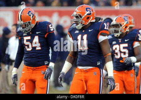 31/12/2010 - Bronx, New York, États-Unis d'Amérique - le secondeur Marquis Spruill Orange de Syracuse (11) attend la fin de l'infraction de l'Etat du Kansas, au premier trimestre de jouer. Syracuse défait Kansas State 36-34 pour gagner la première nouvelle ère Pinstripe Bowl au Yankee Stadium de New York, NY (Image Crédit : © Michael Johnson/ZUMAPRESS.com) Southcreek/mondial Banque D'Images