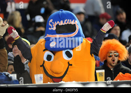 31/12/2010 - Bronx, New York, États-Unis d'Amérique - un ventilateur de Syracuse porte un costume d'Otto dans les stands au cours de la première moitié de la victoire de Syracuse 36-34 de l'État du Kansas à la première nouvelle ère Pinstripe Bowl au Yankee Stadium de New York, NY (Image Crédit : © Michael Johnson/ZUMAPRESS.com) Southcreek/mondial Banque D'Images