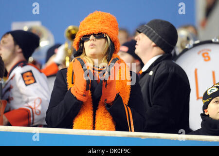 31/12/2010 - Bronx, New York, États-Unis d'Amérique - un ventilateur de Syracuse cheers tout en restant au chaud dans les peuplements au cours du deuxième trimestre de Syracuse's 36-34 défaite de Kansas State pour gagner la première nouvelle ère Pinstripe Bowl au Yankee Stadium de New York, NY (Image Crédit : © Michael Johnson/ZUMAPRESS.com) Southcreek/mondial Banque D'Images