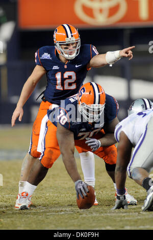 31/12/2010 - Bronx, New York, United States of America - Syracuse Orange quarterback Ryan Nassib (12) points sur la couverture défensive de l'Etat du Kansas, dans le troisième trimestre de l'Ère Nouvelle Pinstripe Bowl. Syracuse défait Kansas State 36-34 pour gagner la première nouvelle ère Pinstripe Bowl au Yankee Stadium de New York, NY (Image Crédit : © Michael Johnson/Southcreek Global/ZUMAPRESS.com Banque D'Images