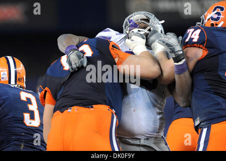 31/12/2010 - Bronx, New York, United States of America - Kansas State Wildcats défensive fin Antonio Felder (40) tente de jeter le bloc à la ligne de mêlée par Syracuse Orange tight end Nick Provo (80) et l'offensive d'Orange de Syracuse s'attaquer à Michael Hay (74) vers la fin du match. Syracuse défait Kansas State 36-34 pour gagner la première nouvelle ère Pinstripe Bowl au Yankee Stadium dans Banque D'Images