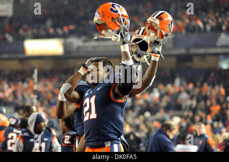 31/12/2010 - Bronx, New York, United States of America - Syracuse sécurité Orange Shamarko Thomas (21) lève son casque comme le temps s'épuise à Syracuse's 36-34 défaite de Kansas State pour gagner la première nouvelle ère Pinstripe Bowl au Yankee Stadium de New York, NY (Image Crédit : © Michael Johnson/ZUMAPRESS.com) Southcreek/mondial Banque D'Images